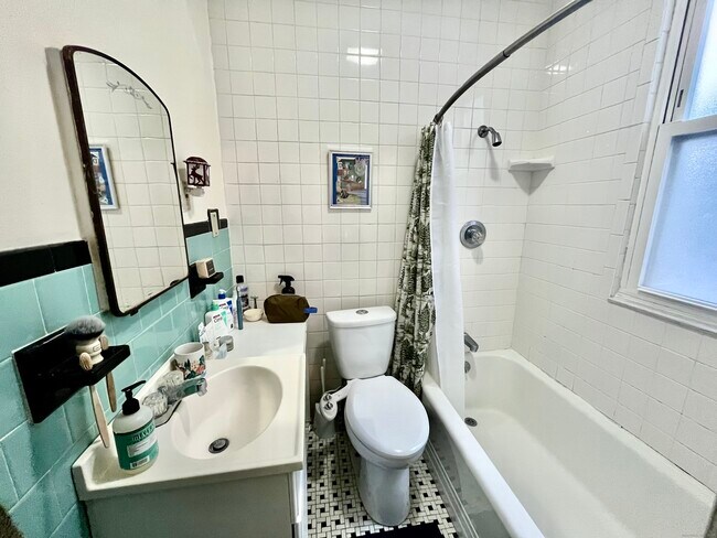 Building Photo - 604 Orange St