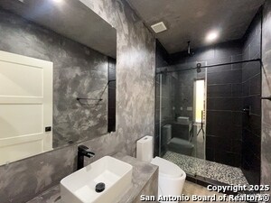Building Photo - 2615 S Flores St