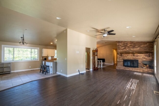 Building Photo - Large corner lot home in desirable Woodland Heights.