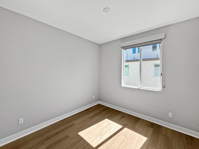 Building Photo - Stunning 3BD/2.5BA Townhouse in Mission Va...