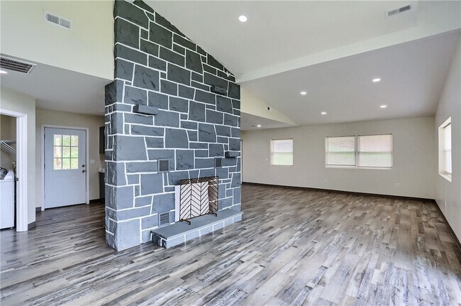 Building Photo - 102 Kathleen Dr