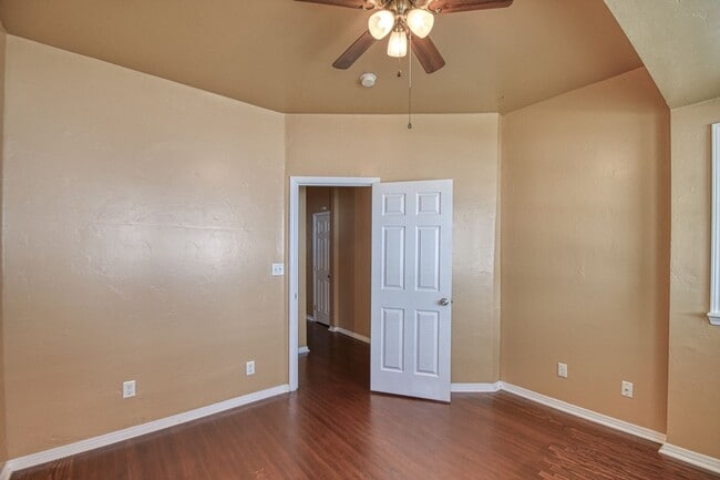 Building Photo - 464 College