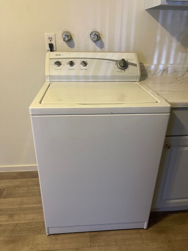 Building Photo - Clean 2 bedroom Duplex Near UNR