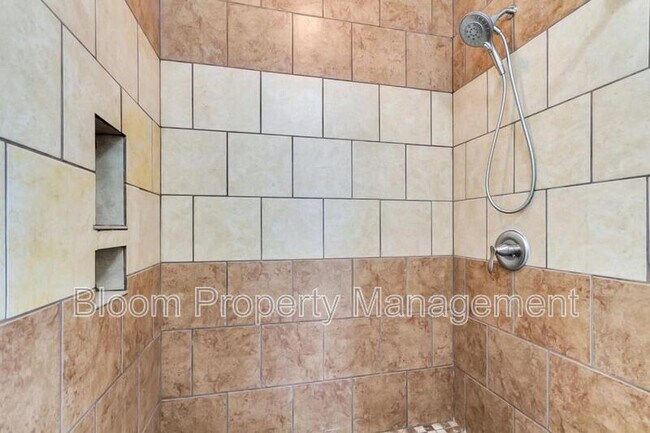 Building Photo - 111 Cottonwood Dr