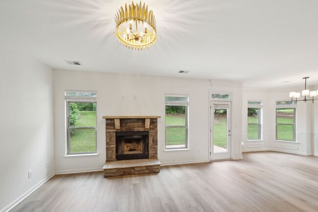 Building Photo - 5 Bed 3 Bath in Jonesboro!