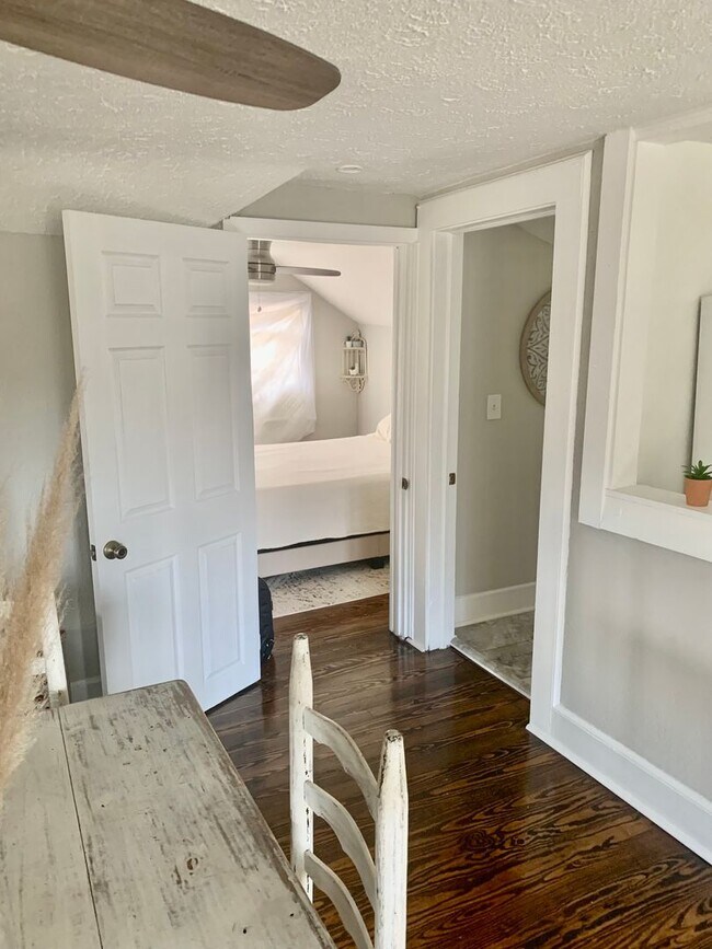 Building Photo - 3201 Old Buncombe Rd