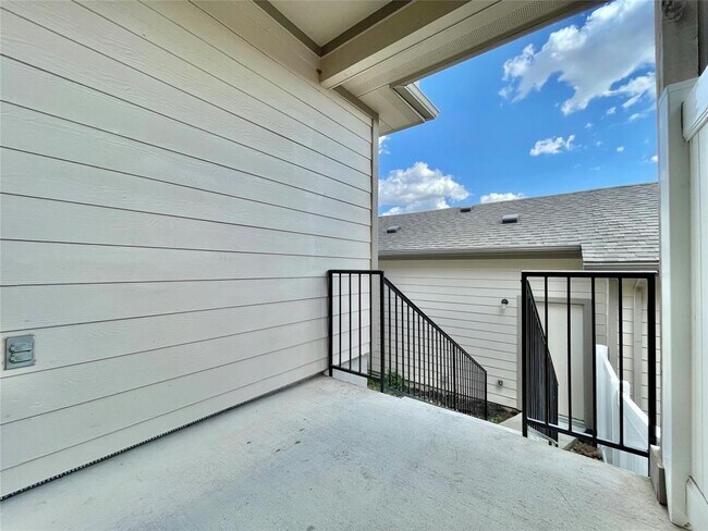 Building Photo - 415 Crater Lake Dr