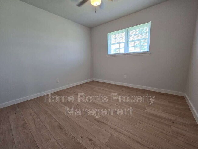Building Photo - 1309 W Beech Dr