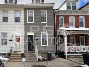 Building Photo - 544 Smith St