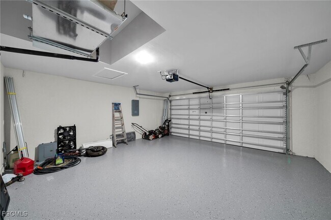 Building Photo - 1106 NE 11th Ave