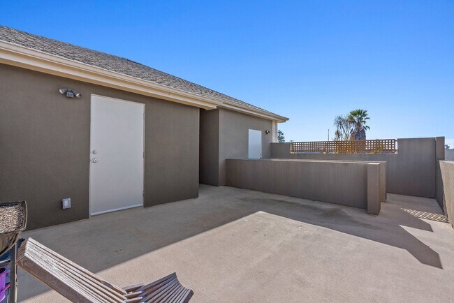 Building Photo - 1332-1332 Mission St