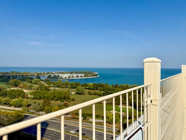 Building Photo - 3950 N Lake Shore Dr