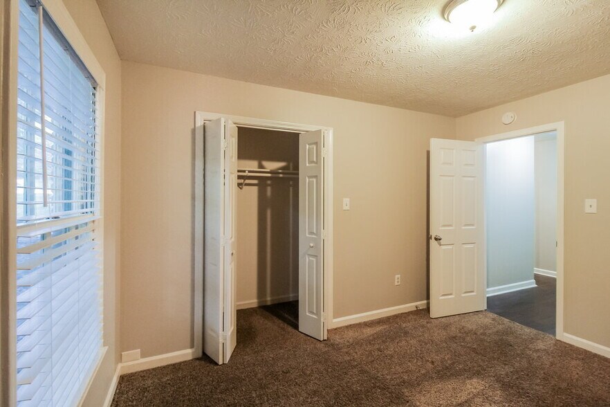 Building Photo - 1418 Hillside Pl SE