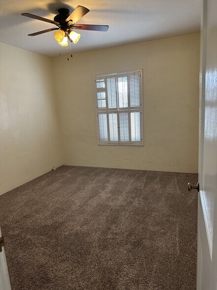 Building Photo - 1809 N Laurel Ave