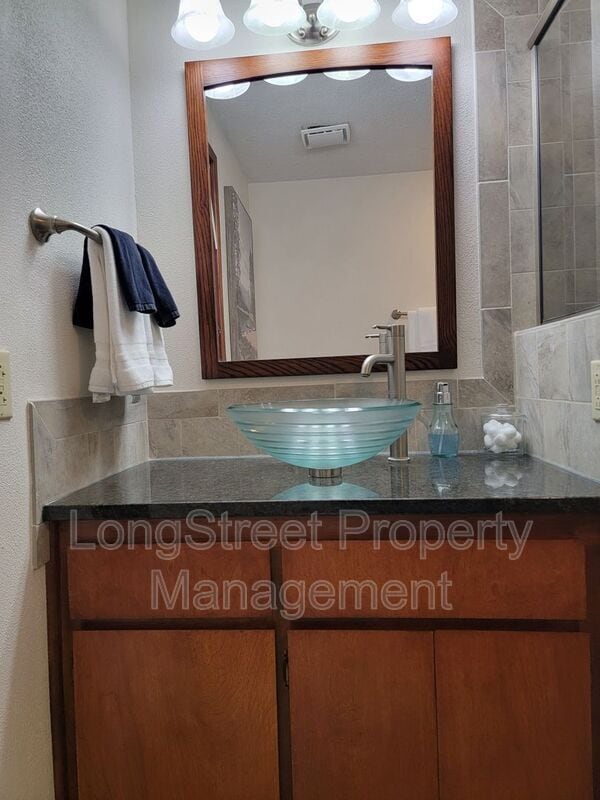 Building Photo - 2720 NW Glenwood Dr