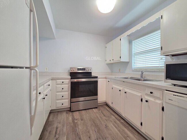 Building Photo - Charming 2-Bed, 2-Bath Condo Minutes from ...