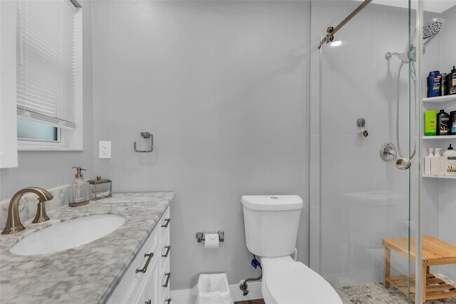 Building Photo - 2005 N Riverside Dr