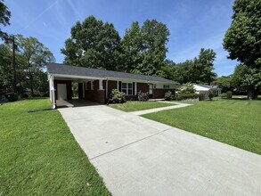 Building Photo - 336 Crestside Dr SE