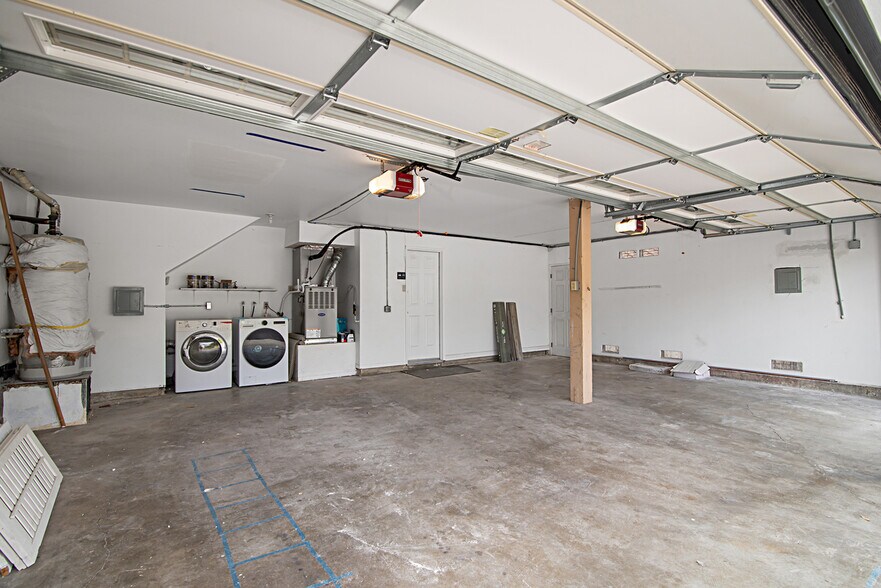 3 car garage - 292 Chapalita Dr