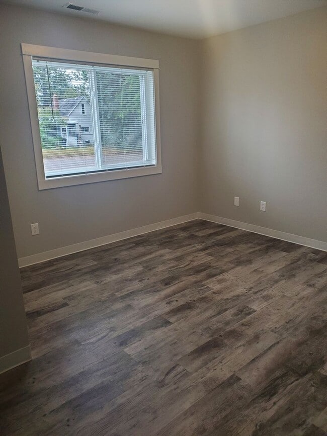 Building Photo - 4 bedroom/ 2 bath Home