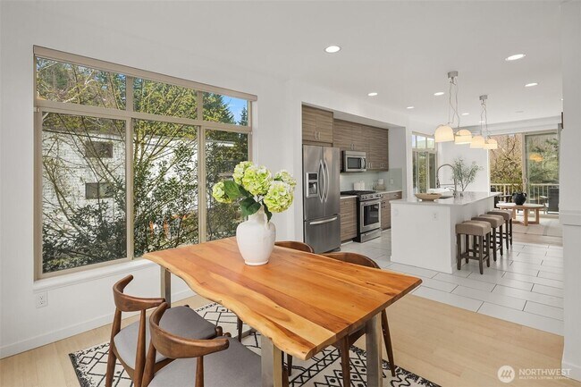 Building Photo - 3bd/2.25Ba Seattle Townhouse