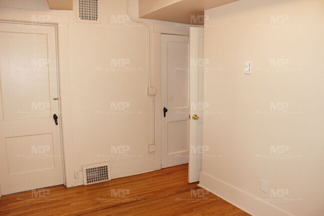 Building Photo - 322 1/2 W Laurel St