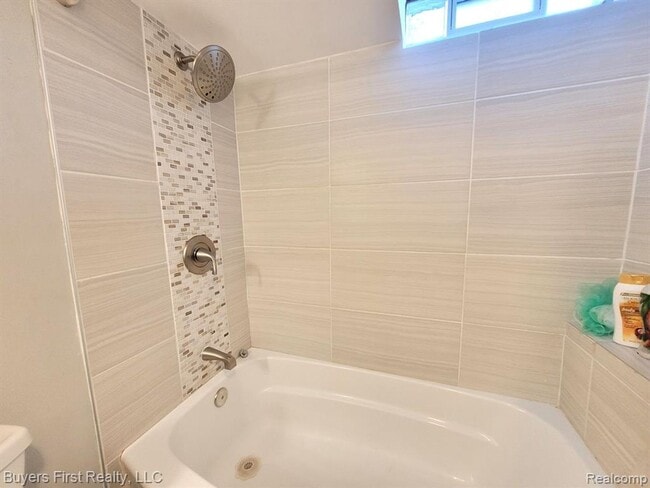 Building Photo - Newly Renovated 7BR – Modern Kitchen + Bath
