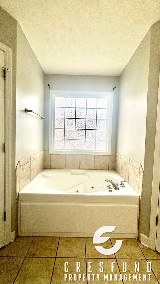 Building Photo - 4BR 2.5 Bath with Screened Porch and priva...