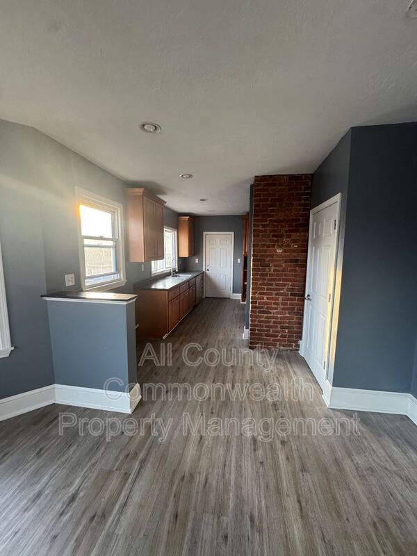 Building Photo - 8 Elm St