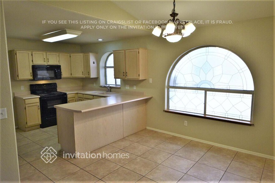 Building Photo - 7934 W Laurel Ln