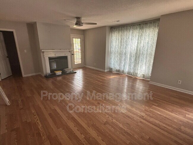 Building Photo - 4922-4927 7 Pine Cir