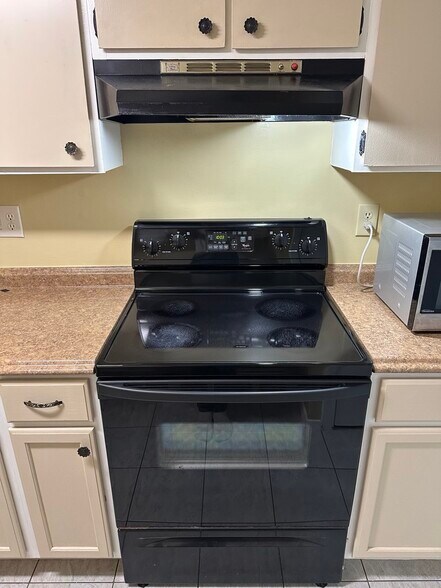 Building Photo - 1855 Poplar Woods Cir W