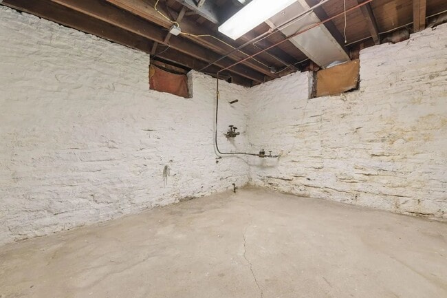 Building Photo - 218 N Sandusky St