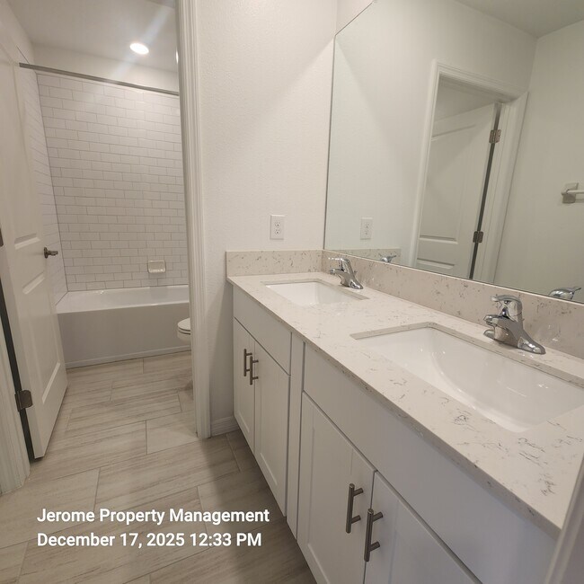 Building Photo - 2546 Leonia Ln