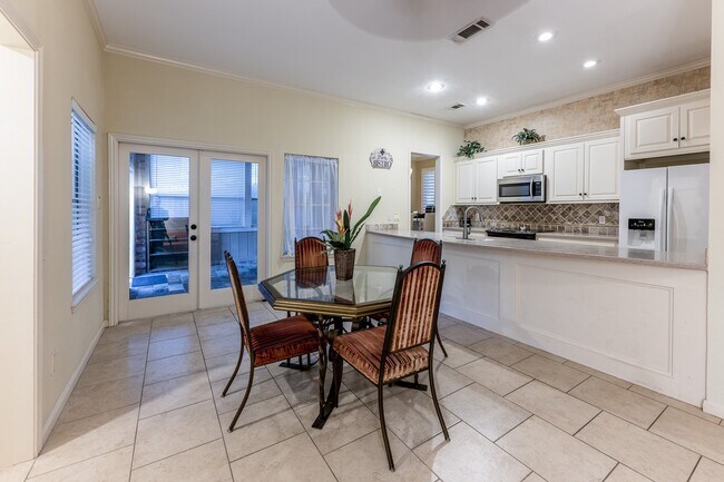 Building Photo - 422 River Oaks Dr