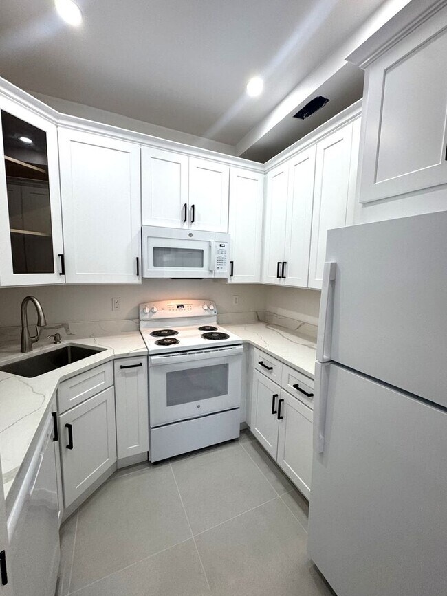 Building Photo - Fabulous Large Renovated 1BR/1BA in Histor...