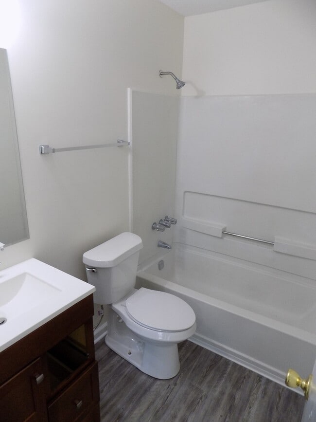 Building Photo - 3 Bedroom Home Close to Georgia Southern's...