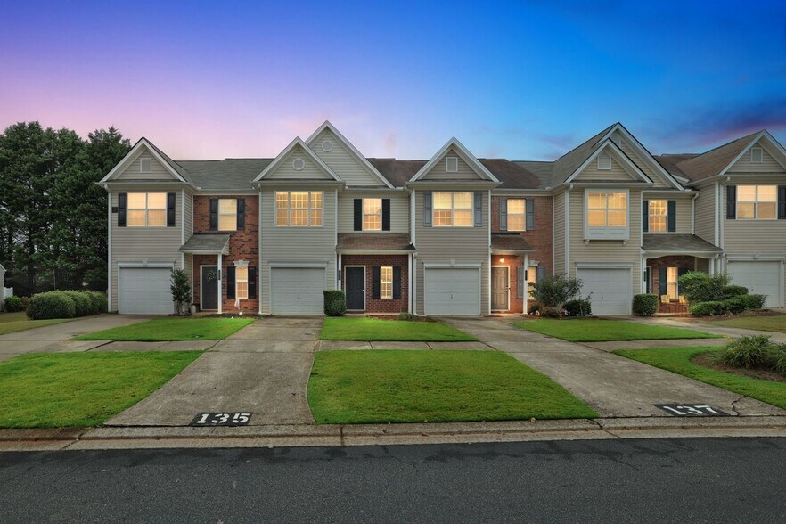 Building Photo - 135 Primrose Dr