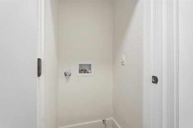 Building Photo - 763 Lakeside Dr