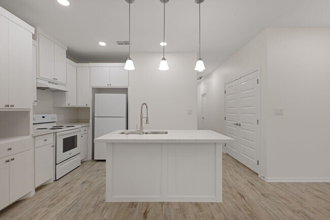 Building Photo - 2326 Summit Rd