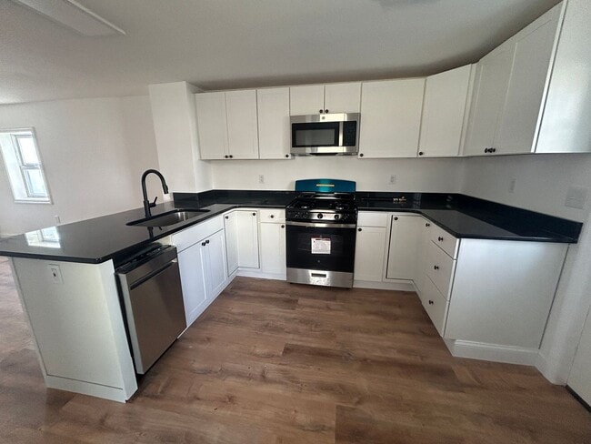 Building Photo - Gorgeous 3 bedroom 1 1/2 bathroom Single F...