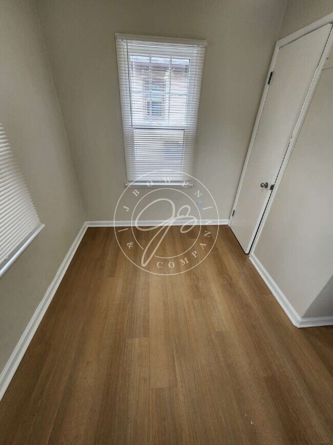 Building Photo - "Charming 2-Bedroom Retreat on Birkdale Road with Cozy 700 sq ft Layout in Toledo!"