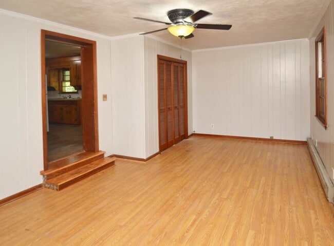 Building Photo - 3 BR Home in Madison Heights Available Imm...
