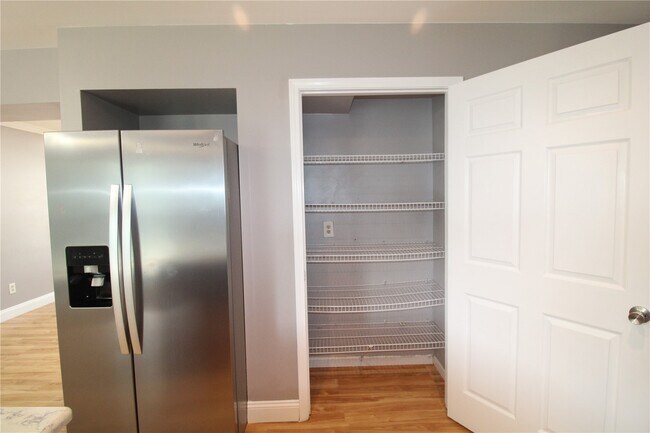 Building Photo - 912 Oakwood Farms Ln