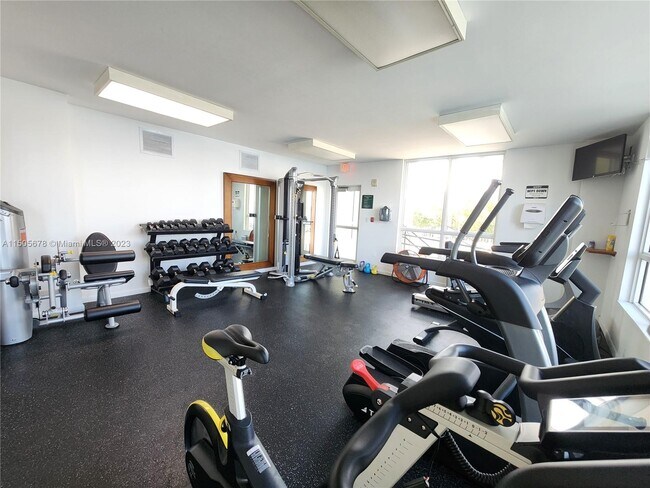 Building Photo - 1625 Kennedy Cswy