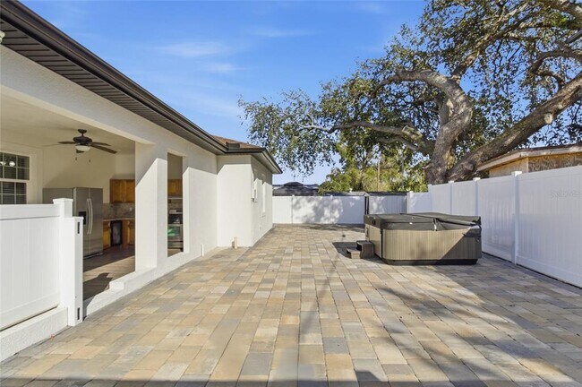 Building Photo - 810 W Whatley Pl