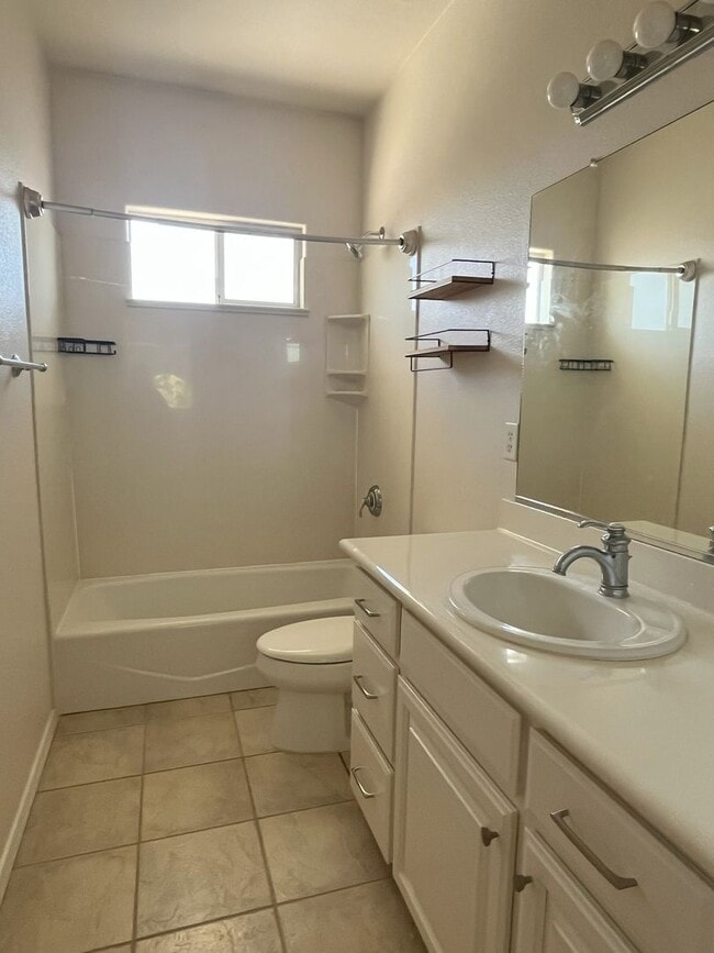 Building Photo - Available Now – 4 Bedroom Home in Desirabl...