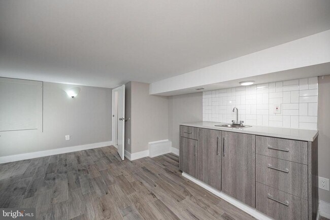 Building Photo - 1443 N Hollywood St