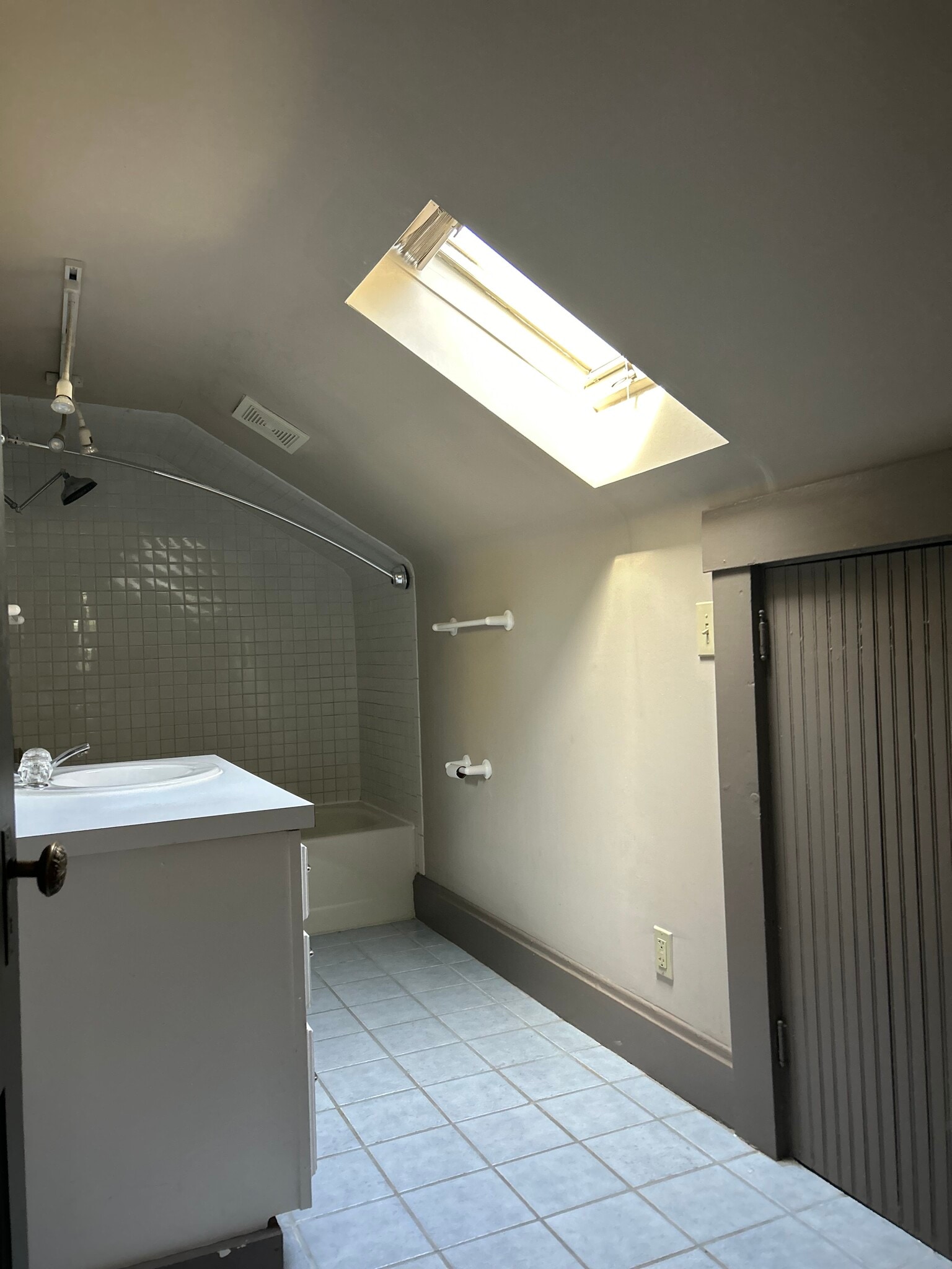 Full bath up with tub and shower - 118 E Kossuth St