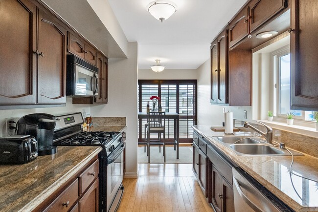 Building Photo - Unbeatable Location! Bright 1 Bed, 1 Bath ...